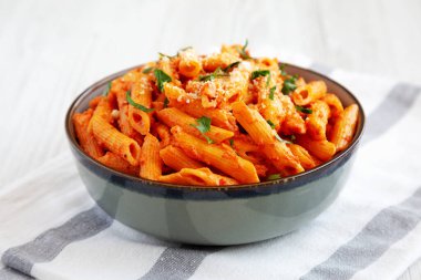 Peynirli ve maydanozlu arta kalan sostan ev yapımı Penne Alla Votka, düşük açılı.. 