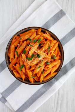 Peynirli ve maydanozlu arta kalan sostan ev yapımı Penne Alla Votka. Yukarıdan, dümdüz uzanmış. 