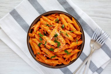 Peynirli ve maydanozlu arta kalan sostan ev yapımı Penne Alla Votka. Yukarıdan, dümdüz uzanmış. 