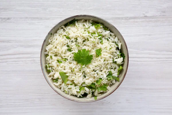 Ev yapımı Cilantro Limonlu Pirinç, en iyi manzara. Dümdüz, tepeden, yukarıdan. 