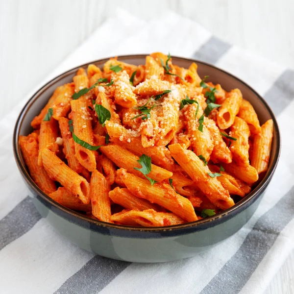 Penne Alla Vodka Caseiro Molho Sobra Com Queijo Salsa Vista — Fotografia de Stock