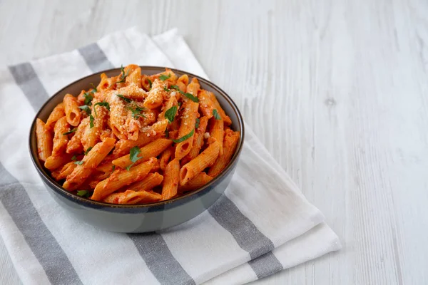 Domácí Penne Alla Vodka Zbytkové Omáčky Sýrem Petrželkou Nízký Úhel — Stock fotografie