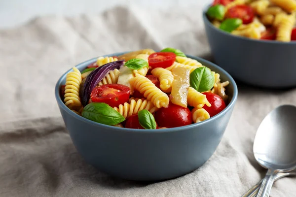 Mozzarella Sebzeli Yapımı Fusilli Makarna Salatası — Stok fotoğraf