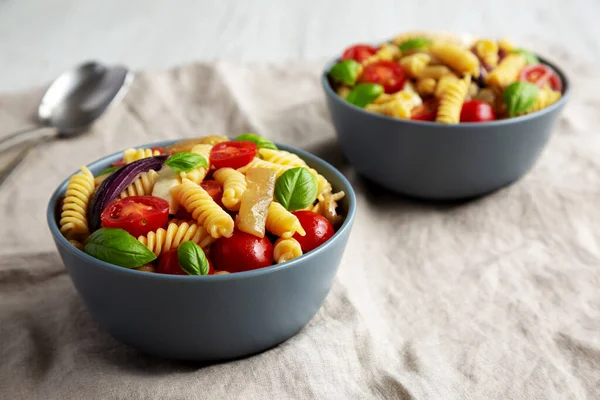 Mozzarella Sebzeli Yapımı Fusilli Makarna Salatası Düşük Açılı — Stok fotoğraf