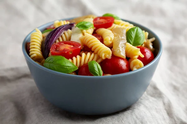 Mozzarella Sebzeli Yapımı Fusilli Makarna Salatası Yakın Plan — Stok fotoğraf