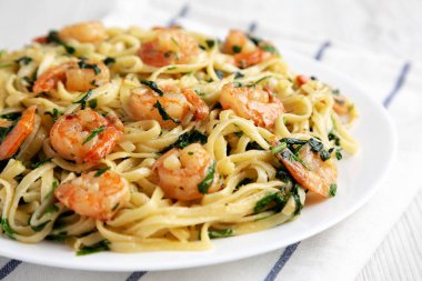 Tabakta ev yapımı limonlu sarımsaklı karides makarna. Yakın plan..