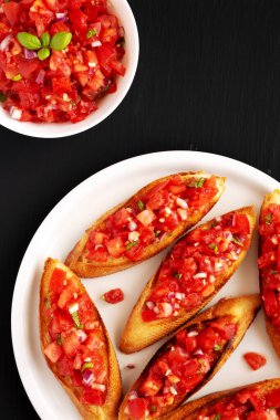 Siyah arka planda Basil 'li ev yapımı İtalyan domates çorbası. Dümdüz, tepeden, yukarıdan. 