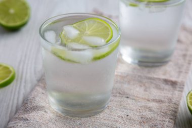 Buzlu Suyu İçmeye Hazır Kireçle Tazeliyorum