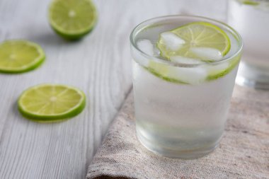 Buzlu Suyu İçmeye Hazır Kireçle Tazeliyorum