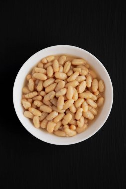 Beyaz Kasedeki Organik Beyaz Cannellini Fasulyeleri. Dümdüz, tepeden, yukarıdan. 