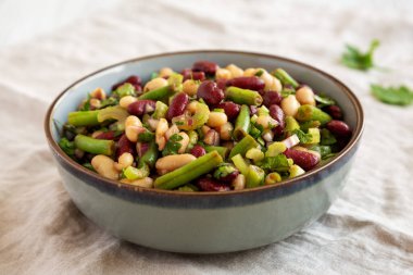 Ev yapımı Üç Fasulye Salatası, düşük açılı.. 