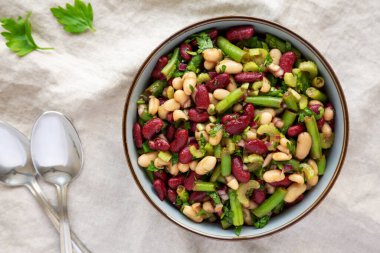 Ev yapımı Üç Fasulye Salatası, en iyi manzara. Dümdüz, tepeden, yukarıdan.
