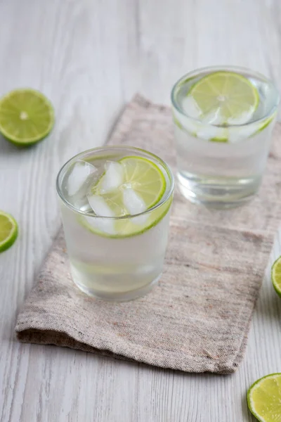 Verfrissend Ijswater Met Limoen Klaar Drinken — Stockfoto