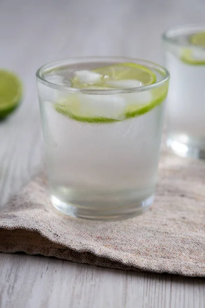 Verfrissend Ijswater Met Limoen Klaar Drinken — Stockfoto