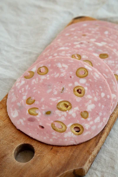 Bio Mortadella Wurst Scheiben Mit Oliven Auf Einem Rustikalen Holzbrett — Stockfoto