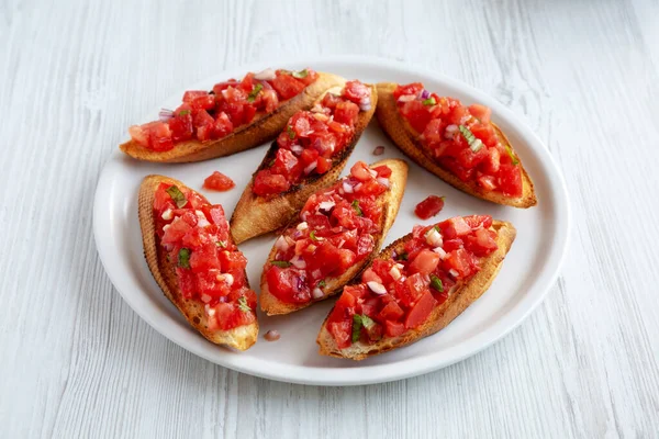 Domácí Italské Rajče Bruschetta Bazalkou Desce Nízký Úhel Pohledu — Stock fotografie