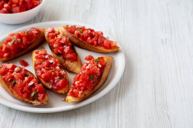 Tabakta Basil olan ev yapımı İtalyan domatesi, yan manzara. Boşluğu kopyala.