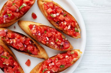 Tabakta Basil olan ev yapımı İtalyan domates çorbası, en iyi manzara. Dümdüz, tepeden, yukarıdan. Yakın plan..