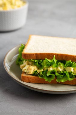 Tabakta marullu ev yapımı yumurta salatalı sandviç.. 