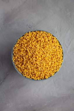 Kuru organik makarna Coquillettes in a Bowl, top view. Dümdüz, tepeden, yukarıdan. 