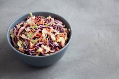 Lahana ve havuçlu ev yapımı lahana salatası. Boşluğu kopyala.