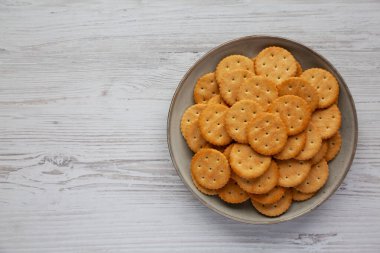 Tabakta tuzlu kraker, üst manzara. Dümdüz, tepeden, yukarıdan. Boşluğu kopyala.