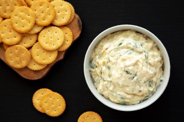 Ev yapımı karamelli soğan ve ıspanak dalışı, üst manzara. Dümdüz, tepeden, yukarıdan.