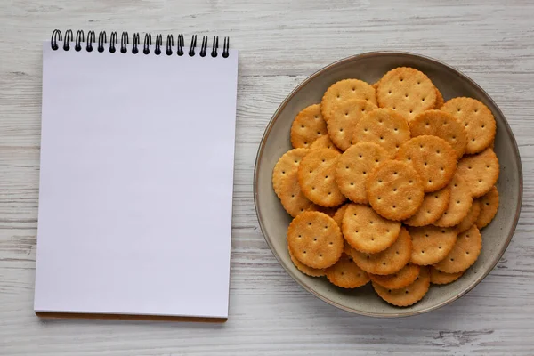 Salty Crackers Plate Blank Notepad Top View Flat Lay Overhead — ストック写真