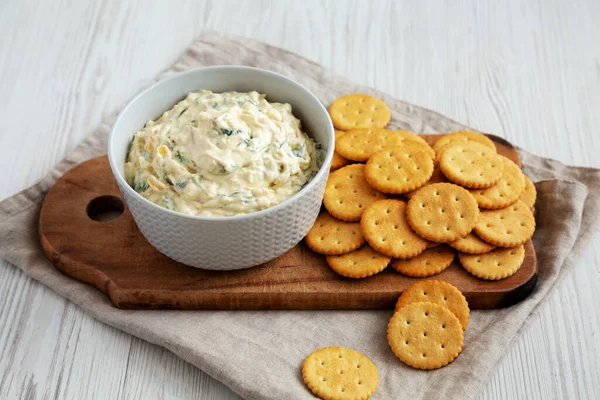 Hausgemachter Karamellisierter Zwiebel Und Spinat Dip Mit Salzigen Runden Crackern — Stockfoto