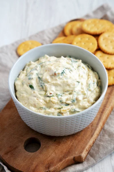 Homemade Caramelized Onion Spinach Dip Salty Crackers Side View — Stockfoto