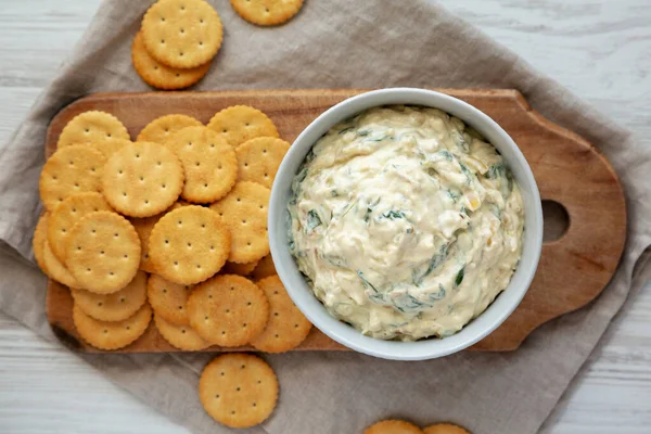 Hausgemachter Karamellisierter Zwiebel Und Spinat Dip Mit Salzigen Runden Crackern — Stockfoto