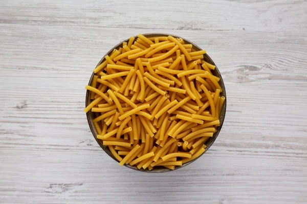 Dry Organic Maccheroni Pasta Einer Schüssel Auf Weißem Holzhintergrund Draufsicht — Stockfoto