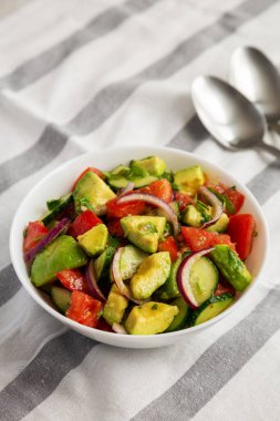 Ev yapımı Organik Salatalık, Domates ve Avokado Salatası.. 