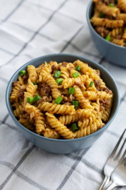 Ev yapımı tek katlı çizburger Makarnası, yan görüş.. 