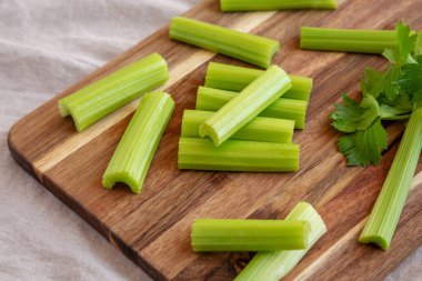 Tahtada çiğ organik kereviz, yan manzara. Yakın plan..