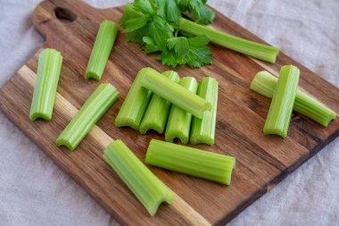 Tahtada çiğ organik kereviz, yan manzara. Yakın plan..