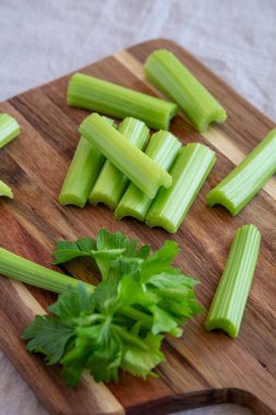 Tahtada çiğ organik kereviz, alçak açı. Yakın plan..