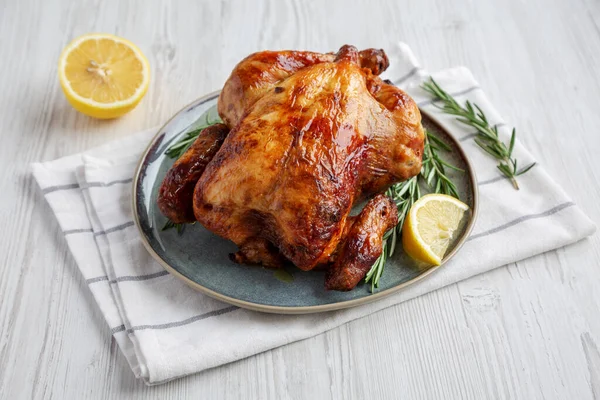 Ev yapımı limon ve Herb Rotisserie Tavuk Tabakta, yan manzara. 