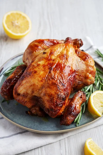 Ev yapımı limon ve Herb Rotisserie Tavuk Tabakta, yan manzara. 