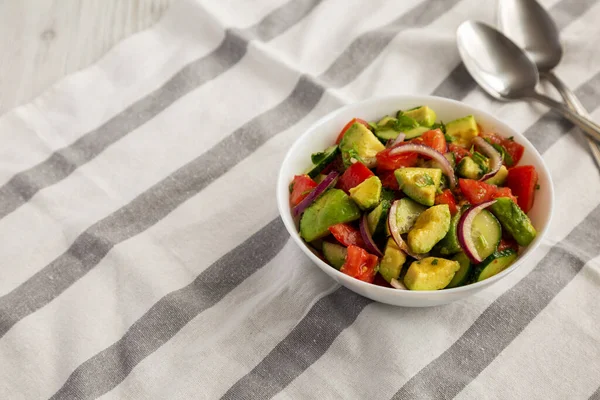 Yapımı Organik Salatalık Domates Avokado Salatası Düşük Açılı Boşluğu Kopyala — Stok fotoğraf