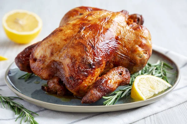 Tabakta ev yapımı limon ve Herb Rotisserie Chicken, yan manzara. Yakın plan..