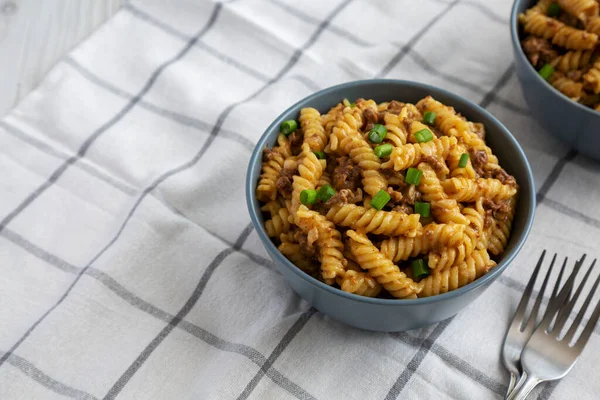 Homemade One Pot Cheeseburger Pasta Bowls Side View Space Text — Fotografia de Stock