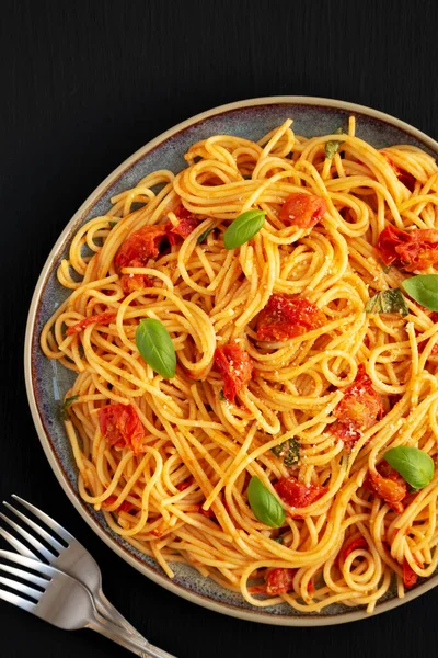 Homemade Spaghetti Pasta Fresh Tomato Sauce Plate Black Surface Top — Zdjęcie stockowe