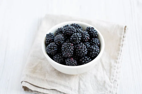 Raw Blackberries Bowl Side View — Stockfoto