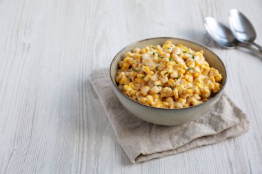 Ev yapımı Yavaş Pişiren Kremalı Mısır Kasesi, yan görüş. Boşluğu kopyala.