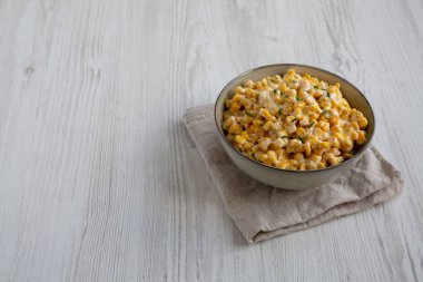 Ev yapımı Yavaş Pişiren Kremalı Mısır Kasesi, yan görüş. Boşluğu kopyala.