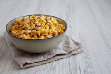 Ev yapımı Yavaş Pişiren Kremalı Mısır Kasesi, yan görüş. Boşluğu kopyala.