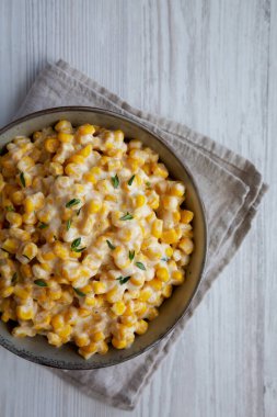 Ev yapımı Yavaş Pişiren Kremalı Mısır, Top Manzaralı. Dümdüz, tepeden, yukarıdan. 