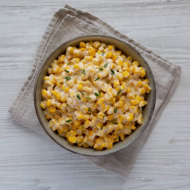 Ev yapımı Yavaş Pişiren Kremalı Mısır, Top Manzaralı. Dümdüz, tepeden, yukarıdan. 