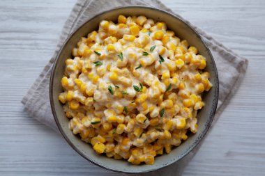 Ev yapımı Yavaş Pişiren Kremalı Mısır, Top Manzaralı. Dümdüz, tepeden, yukarıdan. 